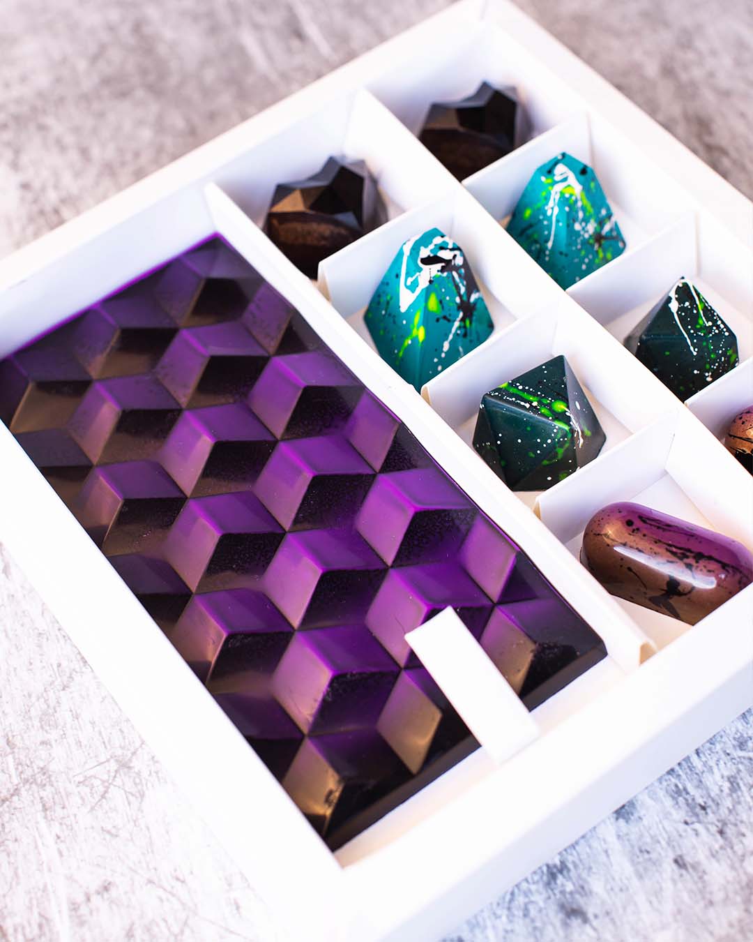 Caja de 8 Bombones + Barra de Chocolate Rellena