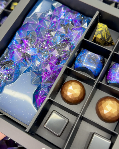 "Caja de 8 Bombones + Barra de Chocolate Rellena"